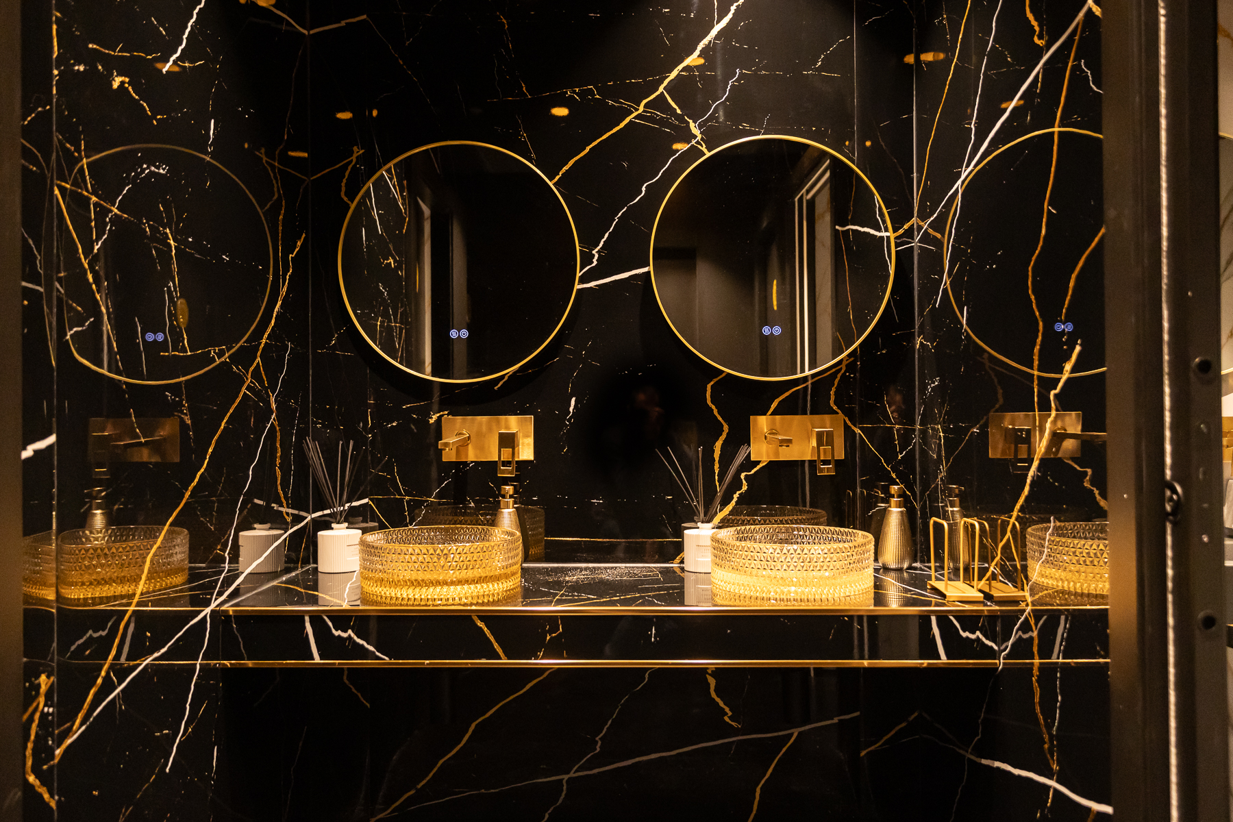 Diseño y decoración de eventos corporativos con estilo premium y luz natural en Green Golden Events.